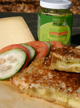 Recipe | Alfred lefermier and garlic scape grilled cheese - Recipes with fermented garlic scapes – Le Petit Mas organic garlic and garlic scape farm in Quebec (Canada)