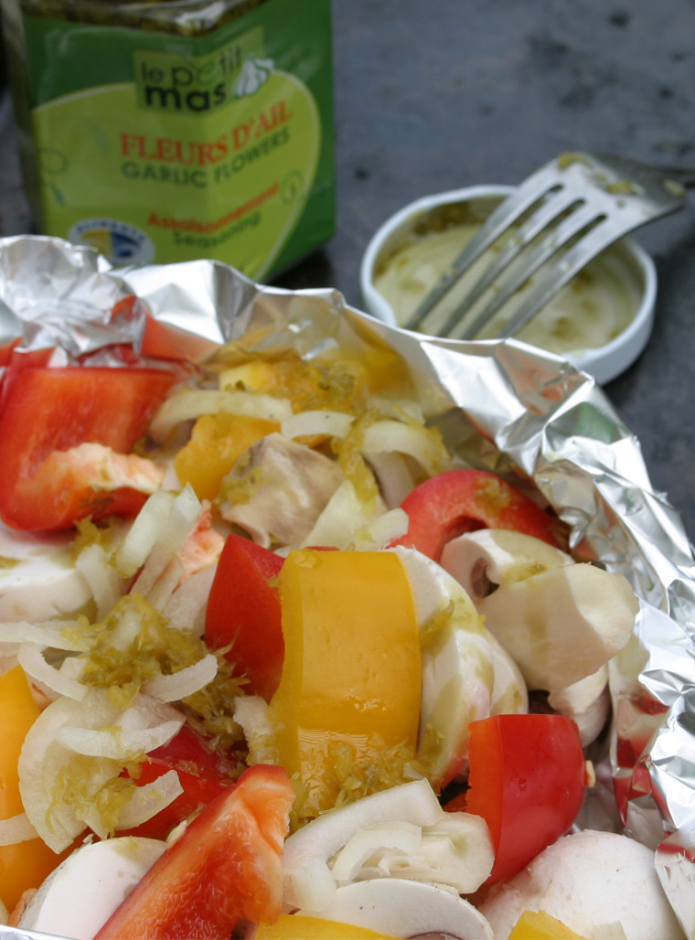 Recipe - Garlic scape vegetables en papillote - Recipes with fermented garlic scapes, garlic scapes and organic garlic – Le Petit Mas organic garlic and garlic scape farm in Quebec (Canada)