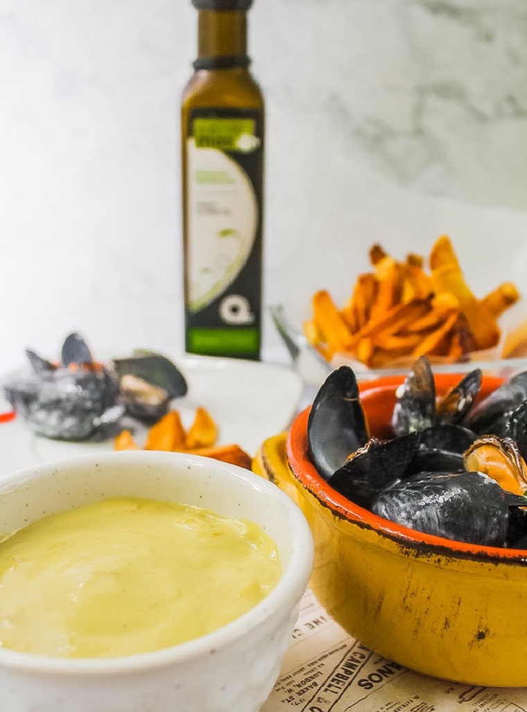 Recipe - Mussels and Fries with Garlic Scape aioli - Recipes with garlic flower oil – Le Petit Mas organic garlic and garlic scape farm in Quebec (Canada)