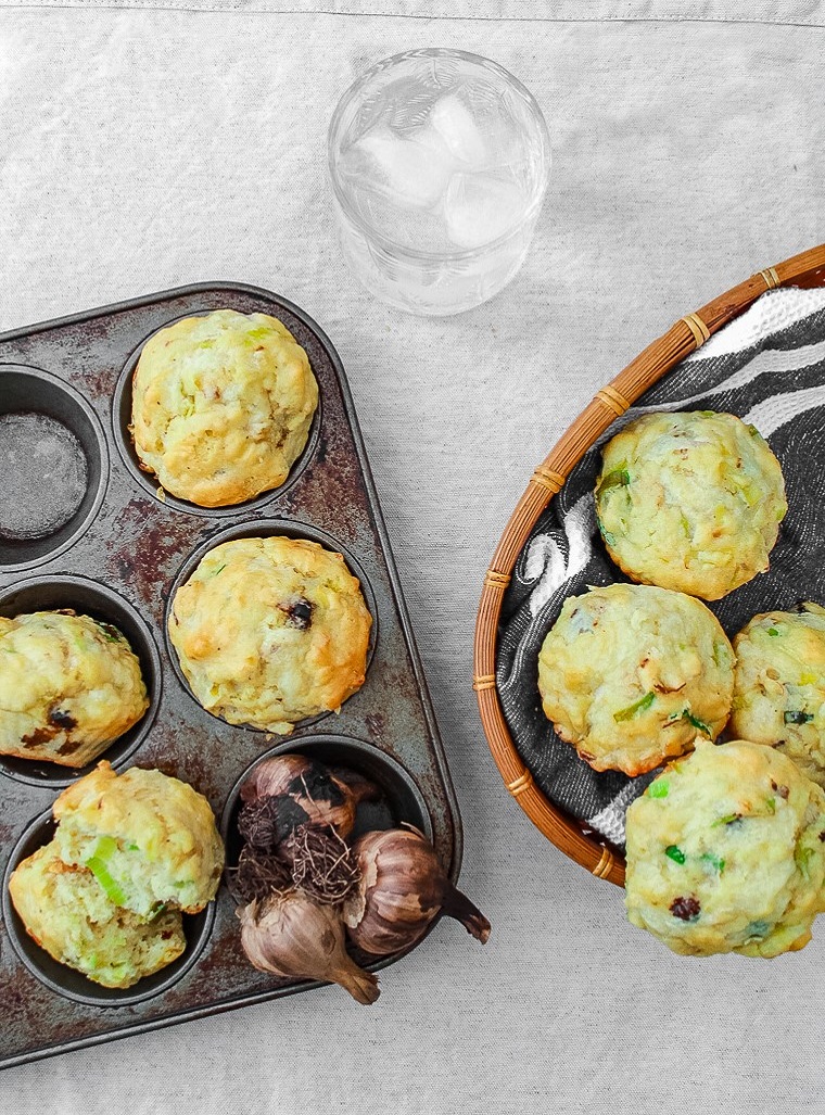 Recipe - Salted muffins with black garlic leeks and cheese - Recipes with organic black garlic – Le Petit Mas organic garlic and garlic scape farm in Quebec (Canada) 