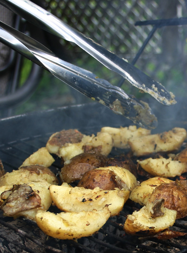 Recipe - Grilled herby potatoes with garlic scapes Garlic scapes in hamburgers or hot dogs Garlic scape whipped cream (for seafood) Garlic scape sour cream - Recipes with fermented garlic scapes – Le Petit Mas organic garlic and garlic scape farm in Quebec (Canada)