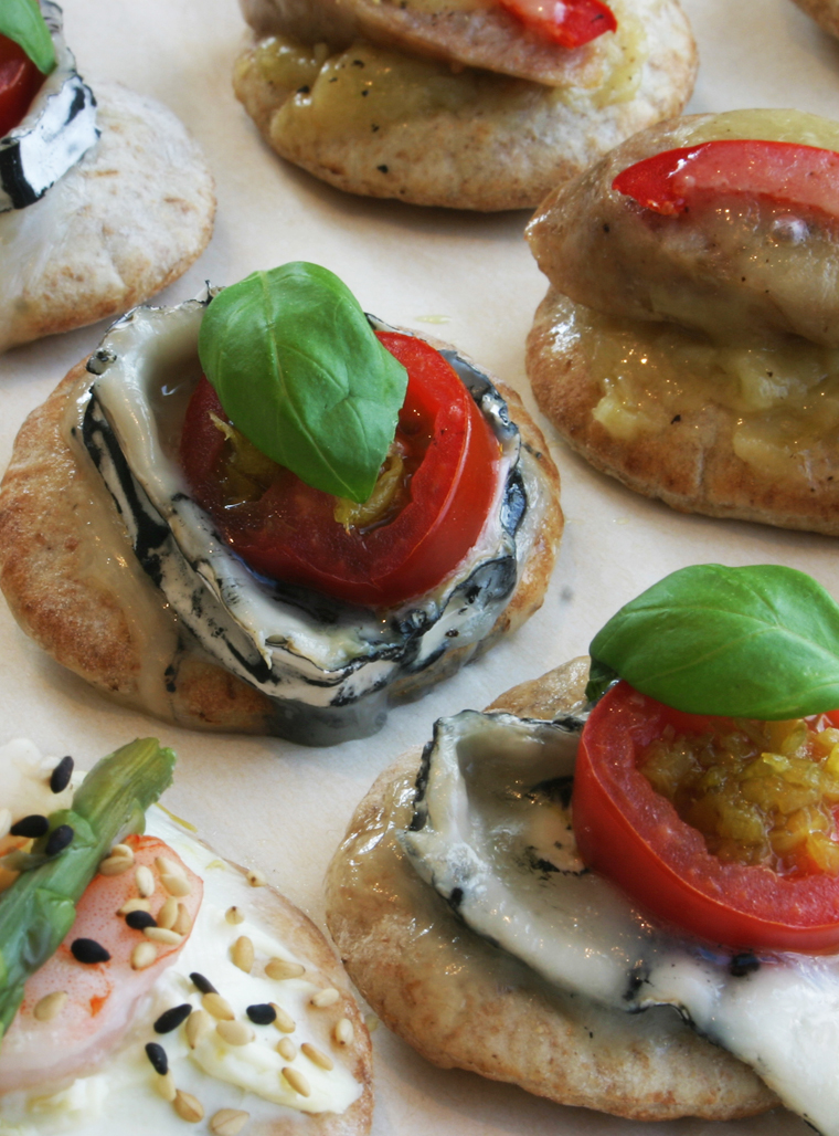 Recipe - Mini pizzas with goat cheese, garlic scapes and tomatoes - Recipes with fermented garlic scapes – Le Petit Mas organic garlic and garlic scape farm in Quebec (Canada)