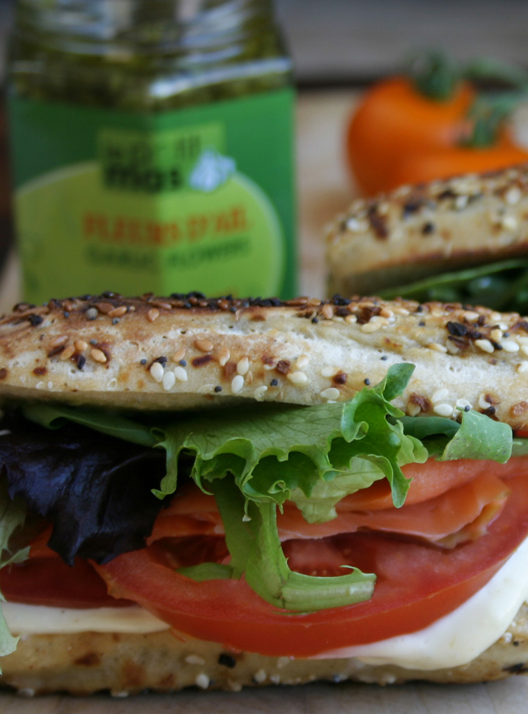 Recipe - Smoked fish, tomato, lettuce sandwich with garlic scape mayonnaise - Recipes with fermented garlic scapes, garlic scapes and organic garlic – Le Petit Mas organic garlic and garlic scape farm in Quebec (Canada)