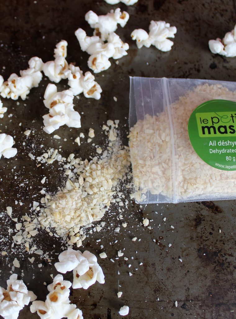 Recipe - garlic lover's popcorn - Recipes with fermented garlic scapes, garlic powder and garlic flower salt – Le Petit Mas organic garlic and garlic scape farm in Quebec (Canada) 