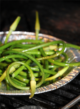 Recipe | Quebec-grown garlic scapes on BBQ - Recipes with fermented garlic scapes, garlic scapes and organic garlic – Le Petit Mas organic garlic and garlic scape farm in Quebec (Canada) 