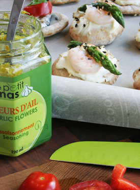 Recipe - Mini pizzas with garlic scape cream cheese and shrimp - Recipes with fermented garlic scapes – Le Petit Mas organic garlic and garlic scape farm in Quebec (Canada) 