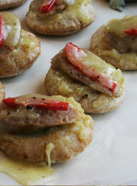 Recipe - Mini pizzas with quebec garlic confit and sausages  Pizza with quebec garlic confit sausages and peppers - Recipes with fermented garlic scapes – Le Petit Mas organic garlic and garlic scape farm in Quebec (Canada) 