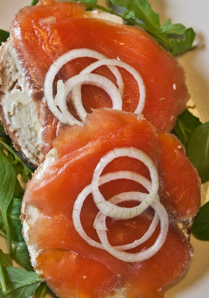 Bagel à la truite fumée aux fromage à la crème à la fleur d'ail fermentée dans l'huile - Recette - Le Petit Mas