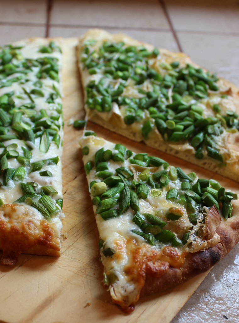 Pizza aux fleurs d'ail fraîches - Recette - Le Petit Mas