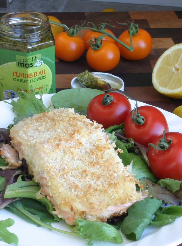 Saumon aux fleurs d'ail en croûte de parmesan - Recette - Le Petit Mas