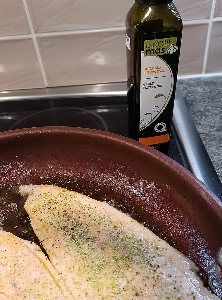 Recette de Truite aromatisée à l'huile aux fleurs d'ail | Le Petit Mas