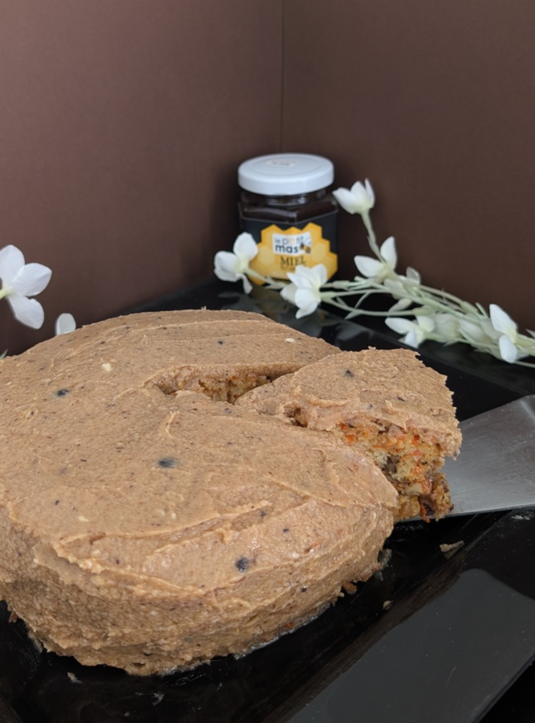 Recipe | Carrot cake with black garlic frosting - Recipes with black garlic – Le Petit Mas organic garlic and garlic scape farm in Quebec (Canada)